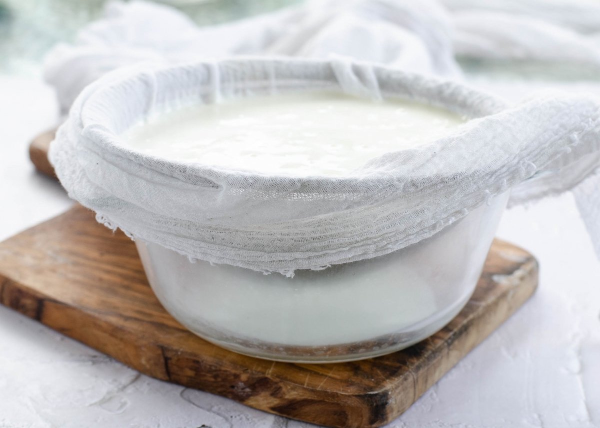 Drenando el yogur griego