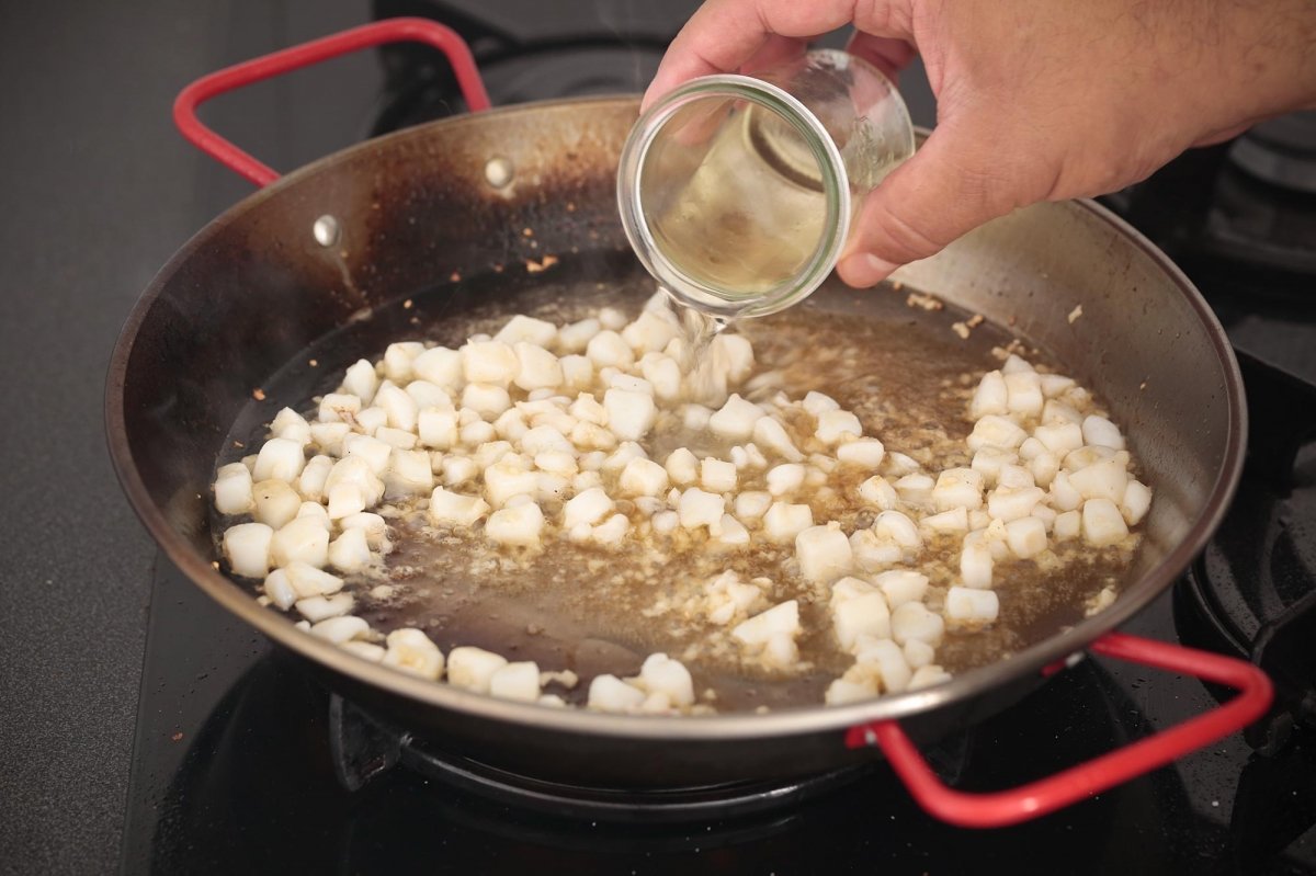 Echamos el vino al sofrito de sepia y ajos