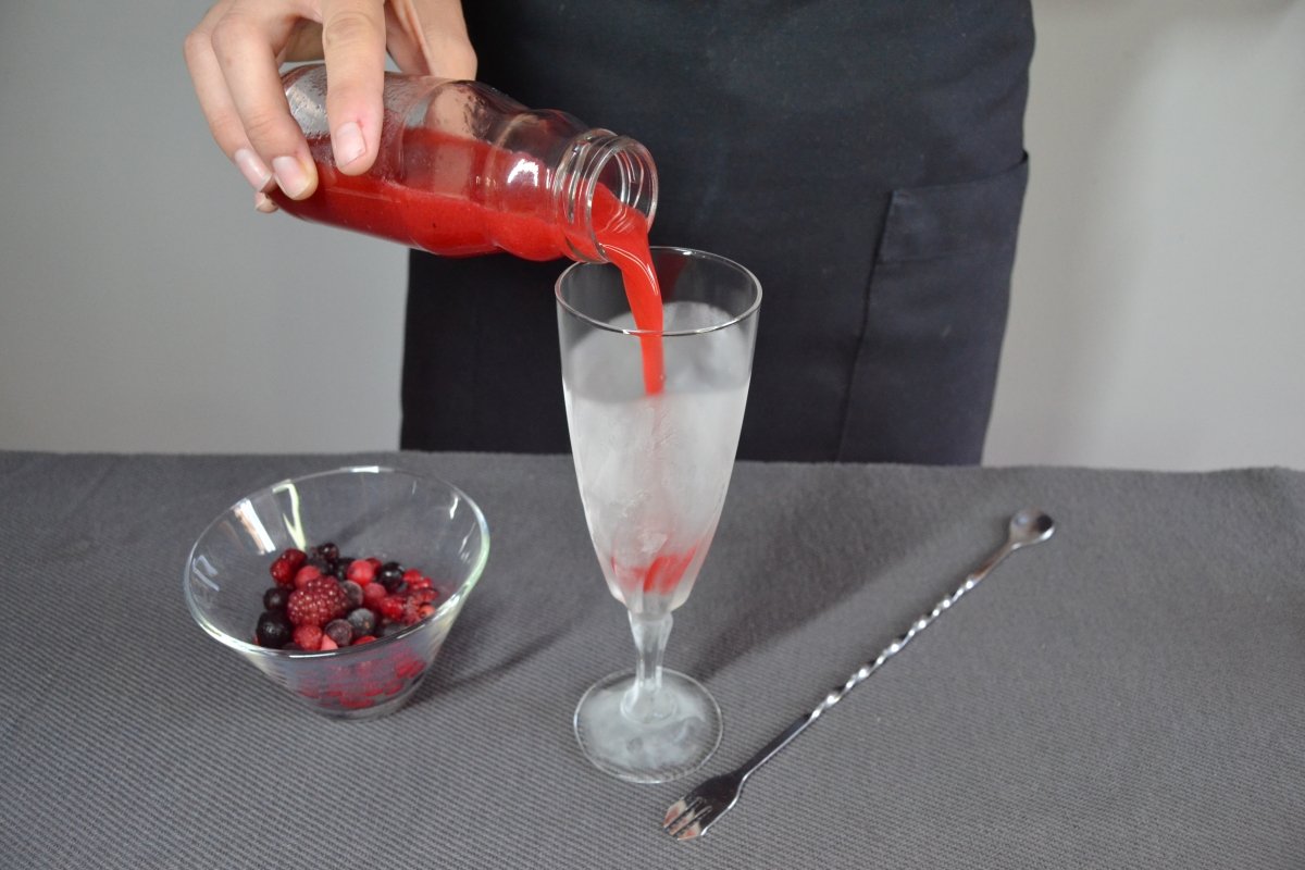 Pour the raspberry juice into the piccolo