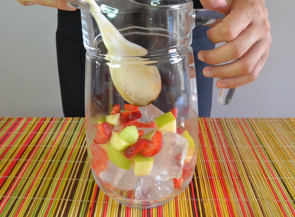 Echamos la fruta cortada en la jarra