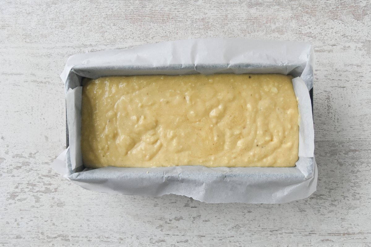 Echamos la mezcla del bizcocho de platano en el molde