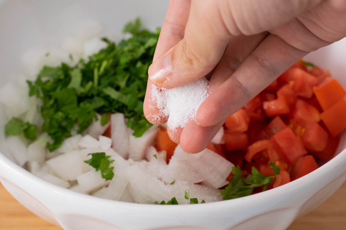 Echamos la sal de los nachos con pico de gallo