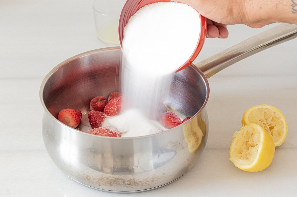 Echamos las fresas en un cazo