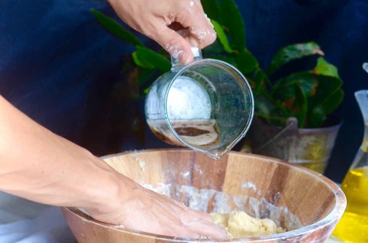 Echando ingredientes en el bol de la masa