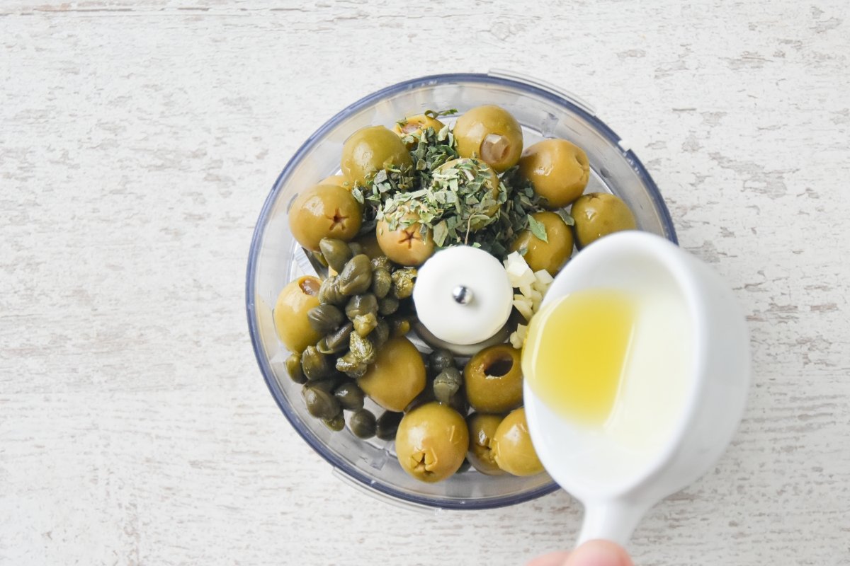 Echar aceite de oliva