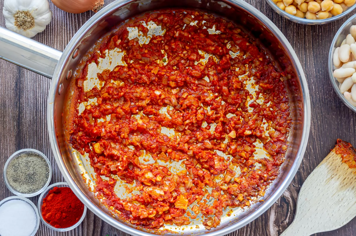 Olla gitana 5 Echar el tomate triturado al sofrito *