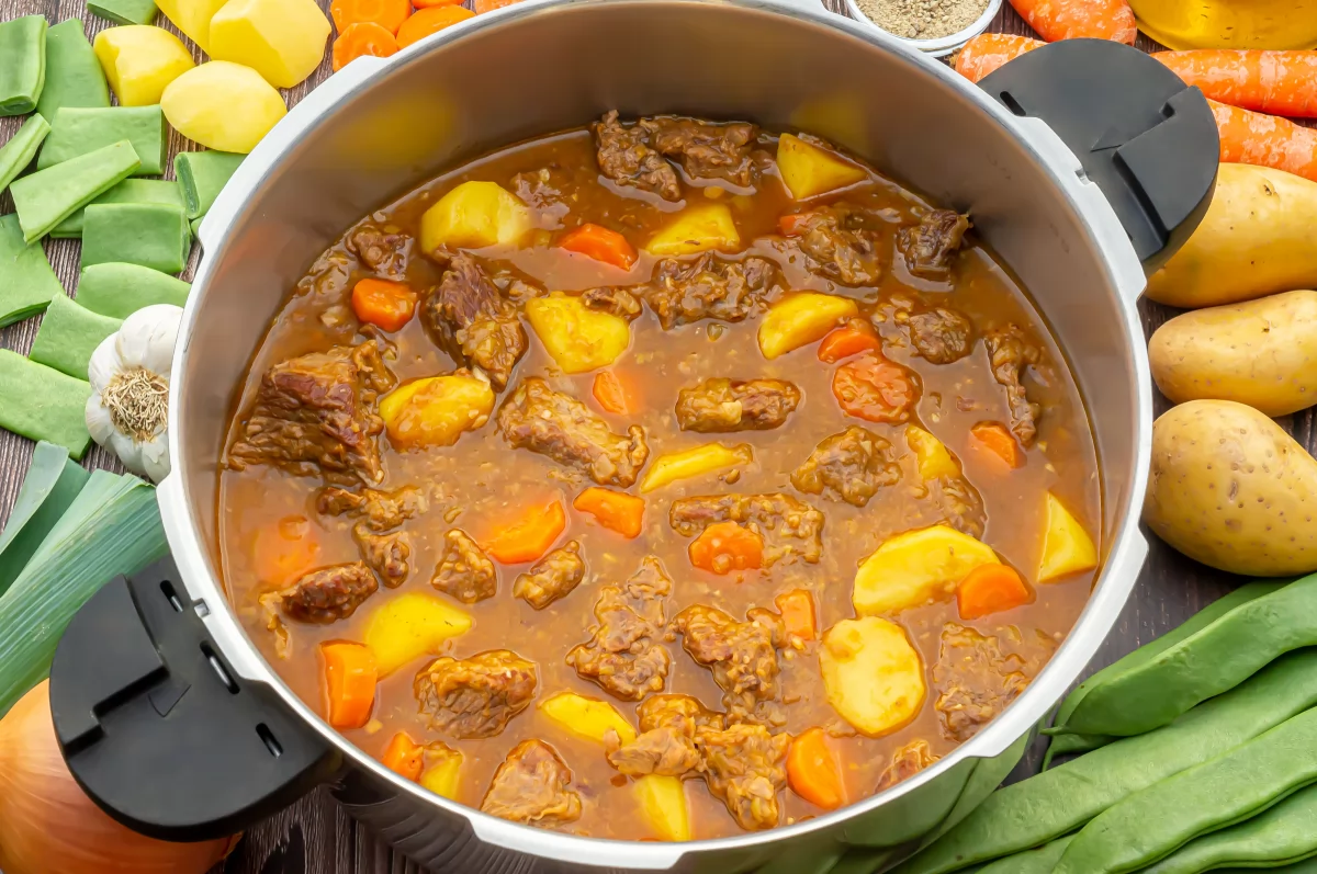 Ternera guisada con verduras 9 Echar las patatas y la zanahoria *