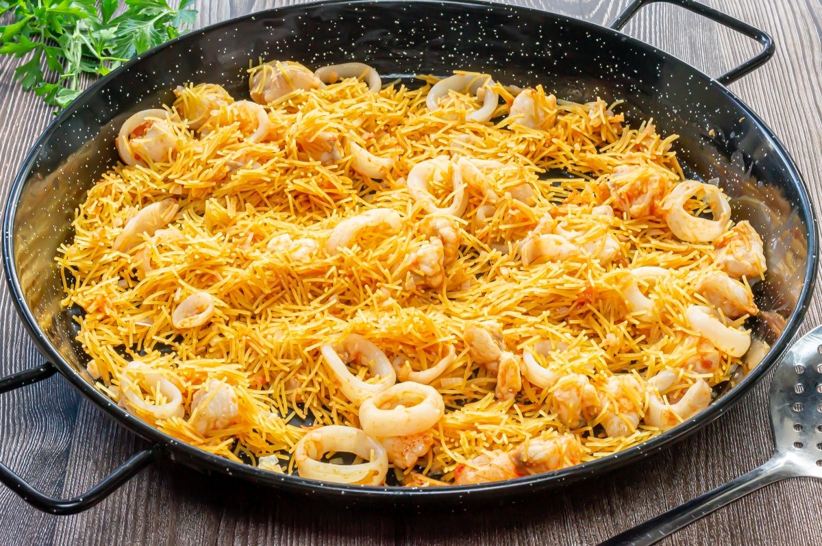 Fideuá, the Seafood Pasta Paella traditional recipe