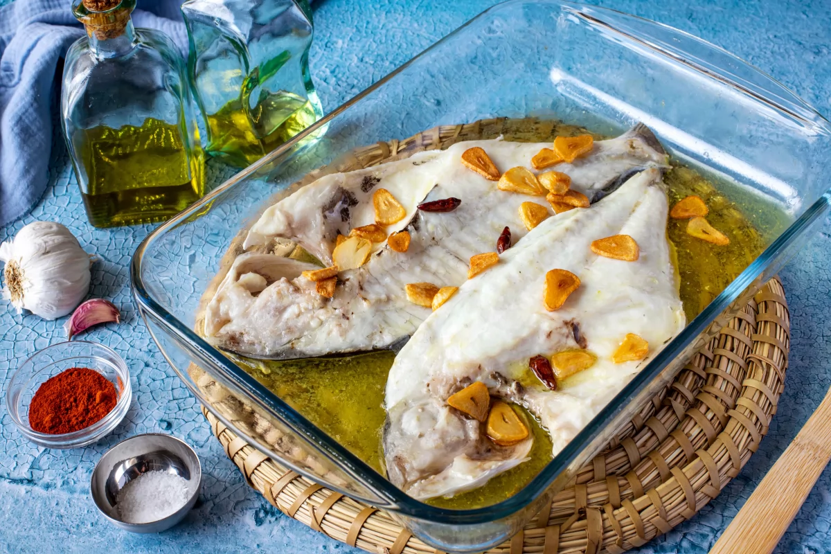 Dorada a la bilbaína 4 Echar sofrito a la dorada asada para hacer la bilbaína *