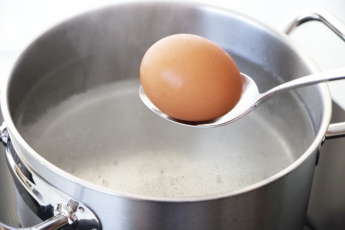 Echar un huevo a cocer