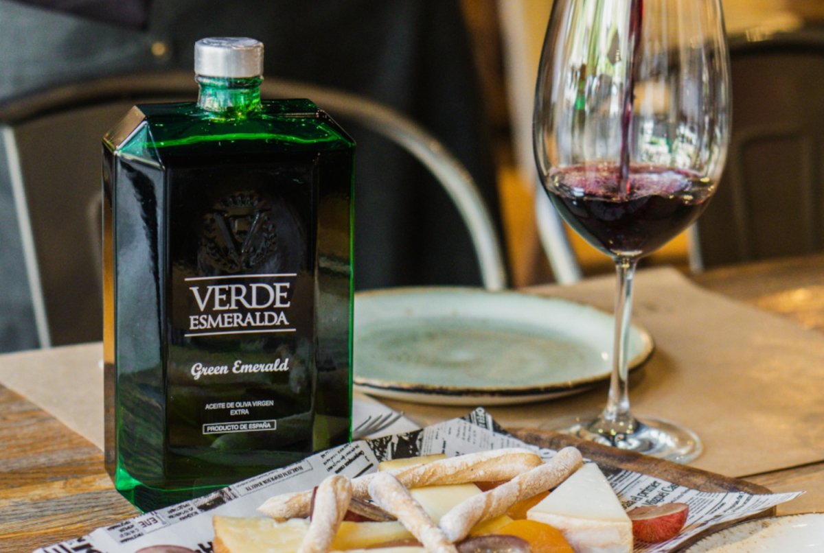 El aceite de oliva Verde Esmeralda servido en mesa