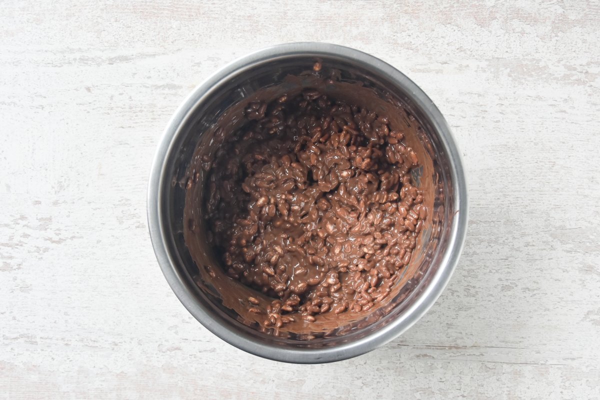 El arroz inflado del turrón de chocolate añadido al bol
