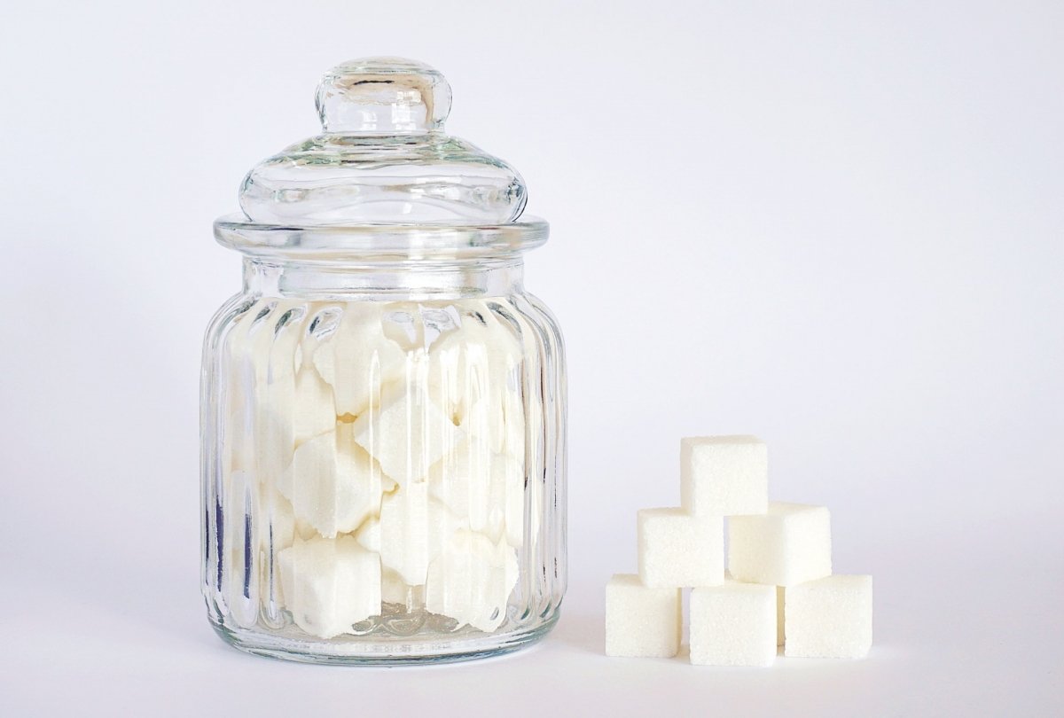El azúcar conocido por todos y más usado en repostería es el azúcar blanco