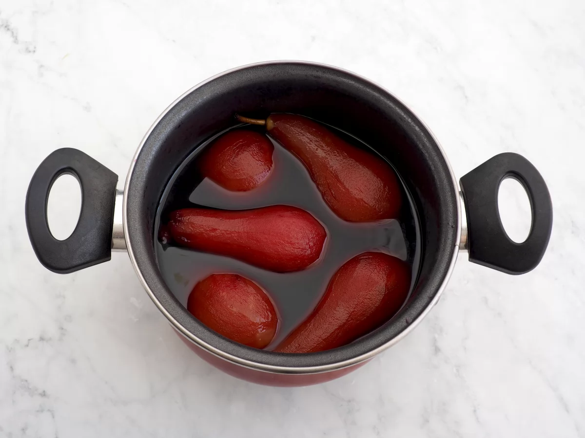 El azúcar de las peras al vino en la olla