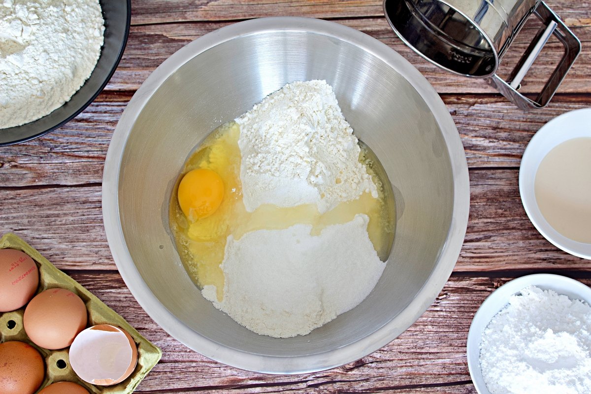 El azúcar, la harina y el huevo de los fartons en un bol