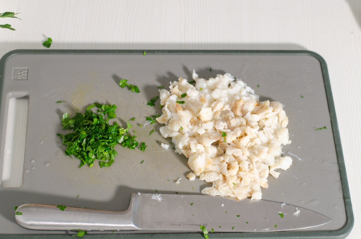 El bacalao escaldado enfriando en el plato