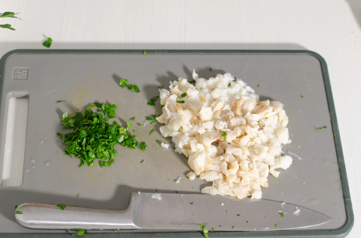 El bacalao escaldado enfriando en el plato