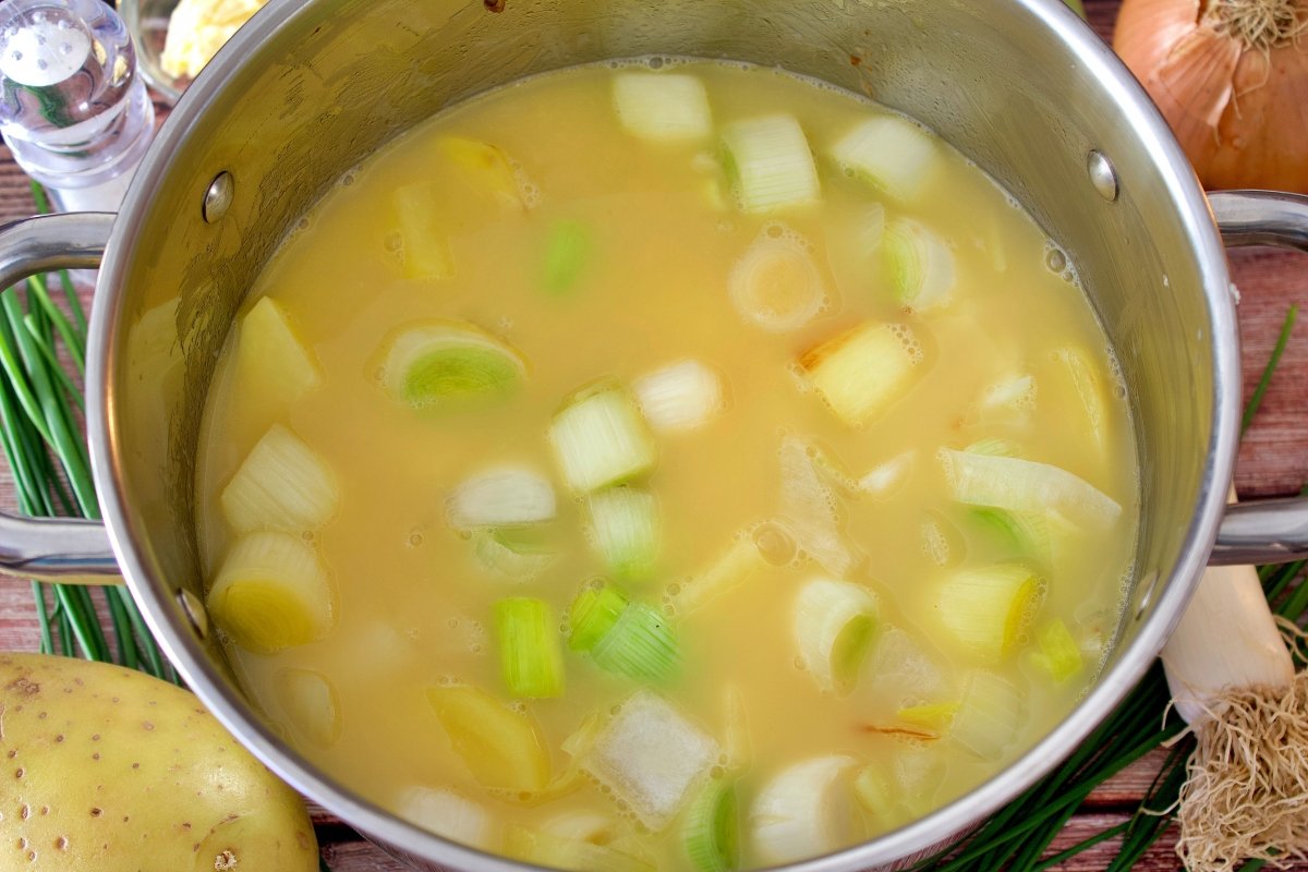 El caldo de pollo agregado a la olla de la vichyssoise tradicional