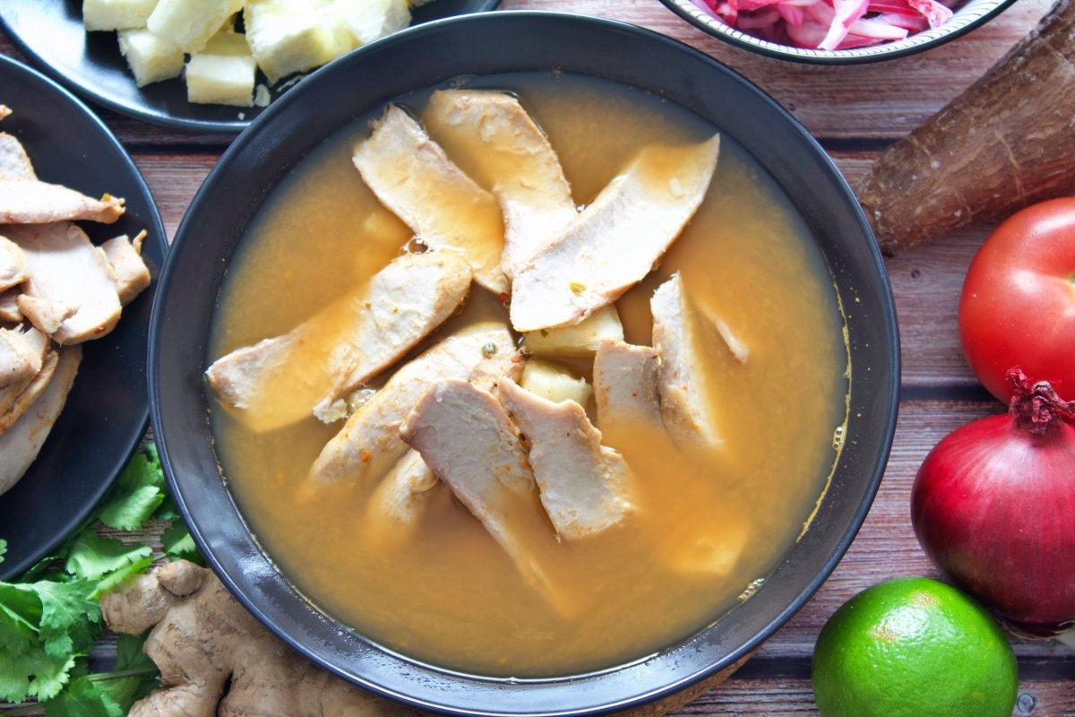 El caldo del encebollado de pescado ecuatoriano puesto en el plato