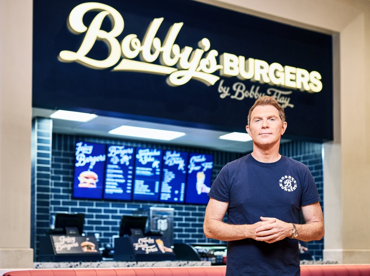 El chef Bobby Flay posando en su restaurante Bobbys Burger