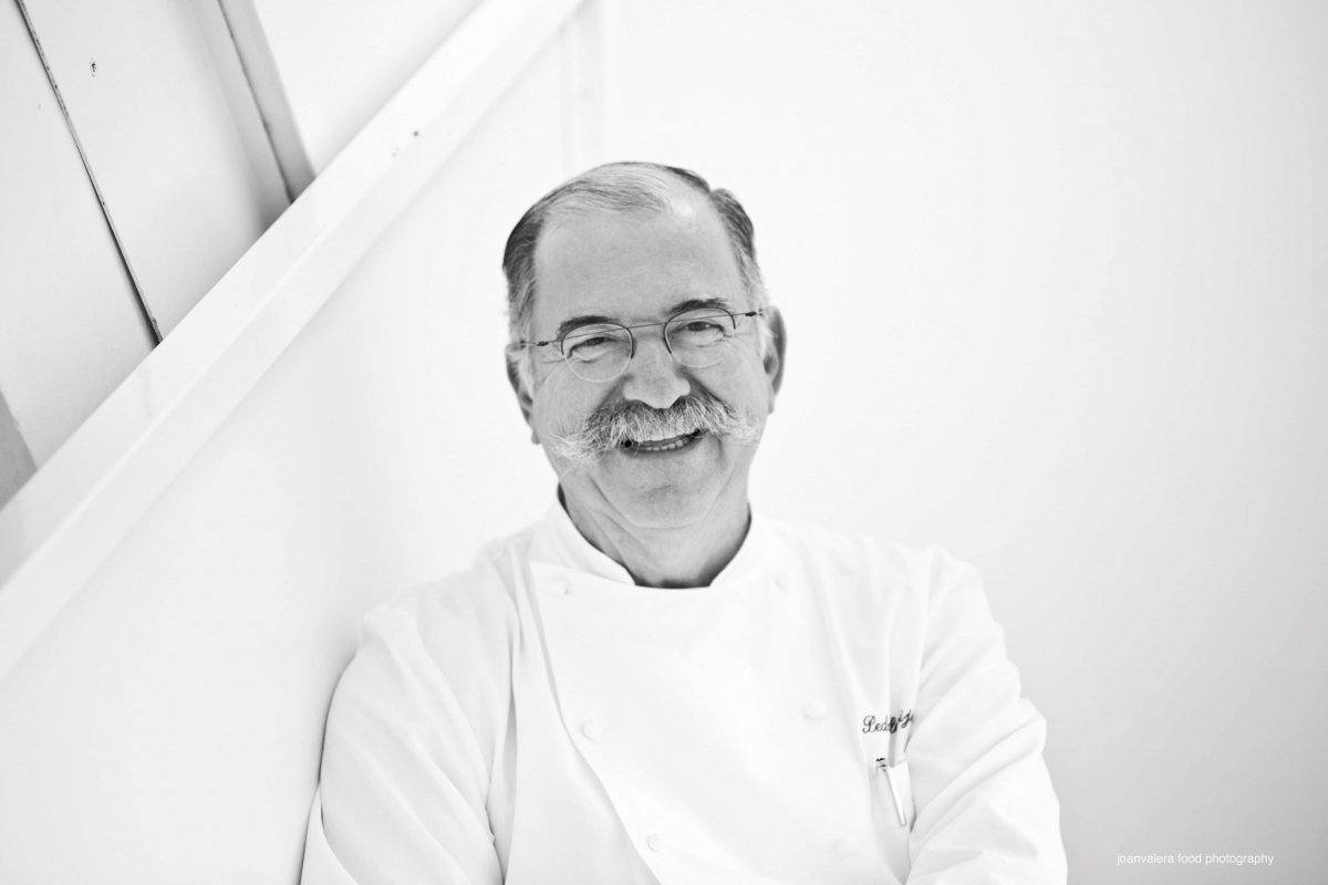 El cocinero Pedro Subijana entrevistado en la gala de entrega de estrellas Michelin 2023