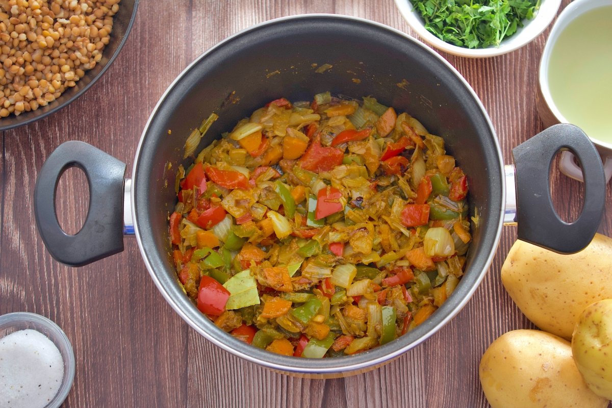 El curry y laurel de la crema de lentejas al curry añadidos a la olla