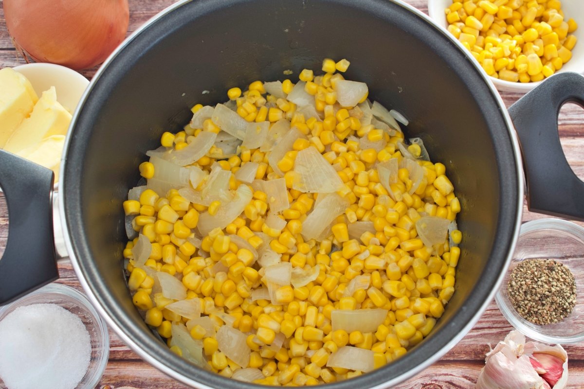 El elote o maíz de la crema de elote agregado a la olla
