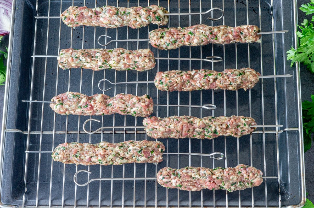El kebab es la carne que se cocina en brochetas o pinchos