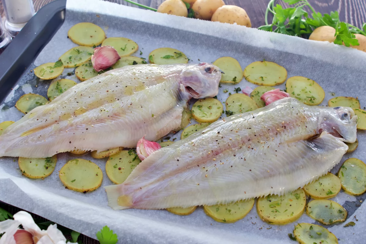 Lenguado al horno con patatas 4 El lenguado del lenguado al horno con patatas sobre las patatas