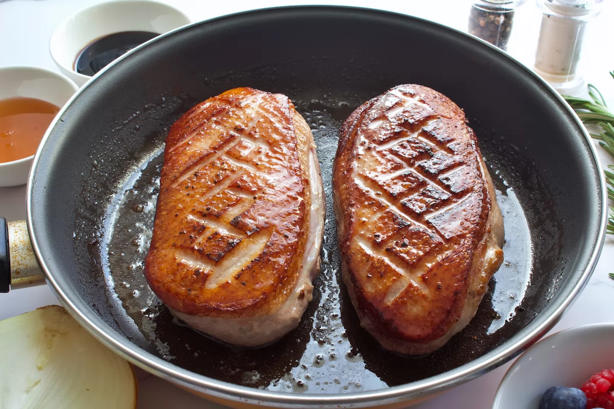 El magret de pato a la miel en la sartén