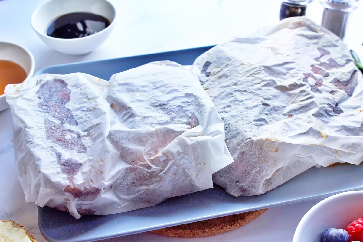 El magret de pato a la miel envuelto en papel de horno