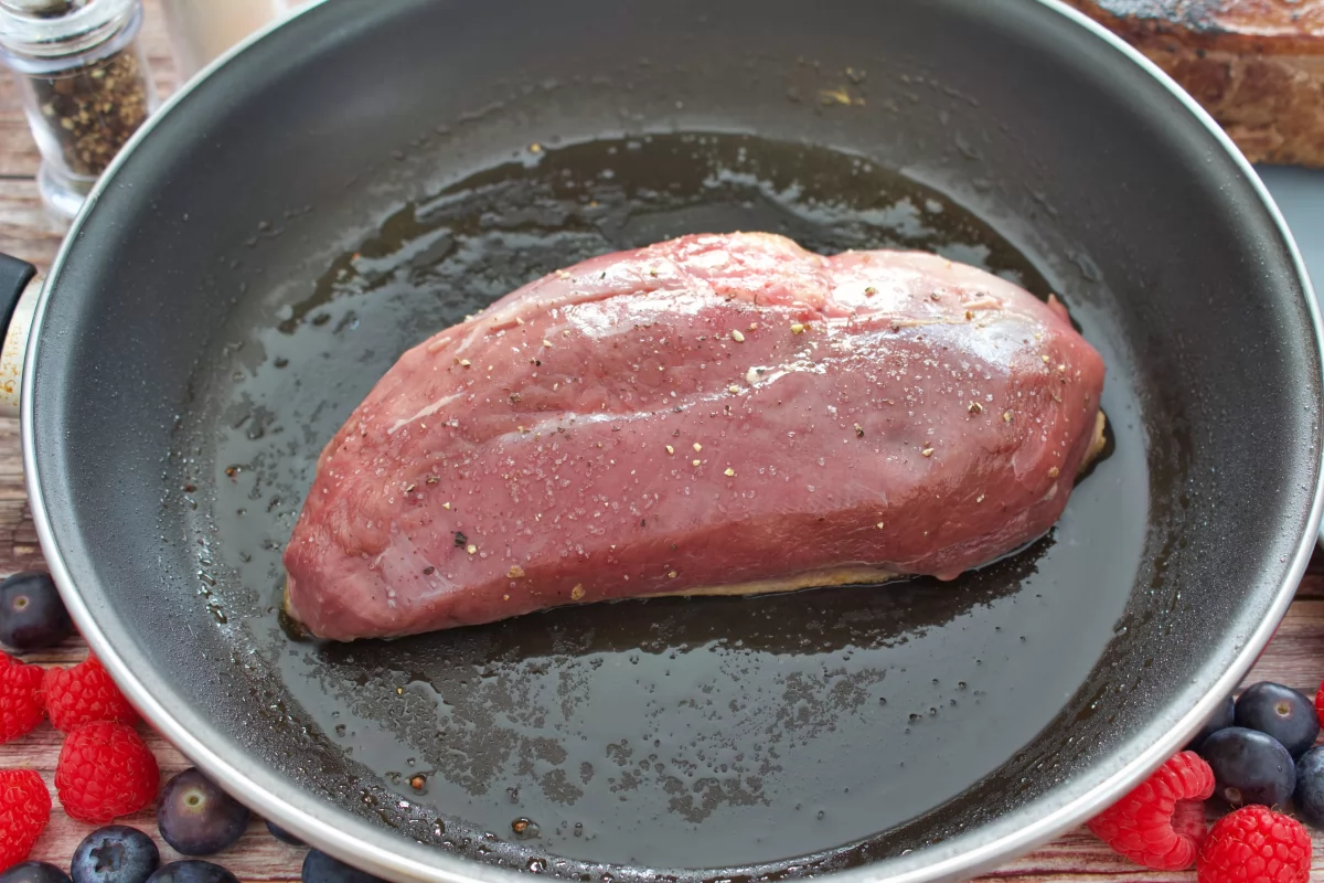 El magret de pato a la plancha en la sartén