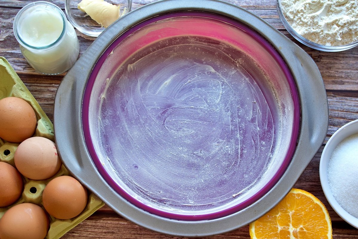El molde del bizcocho de yogur en microondas untado de mantequilla y harina
