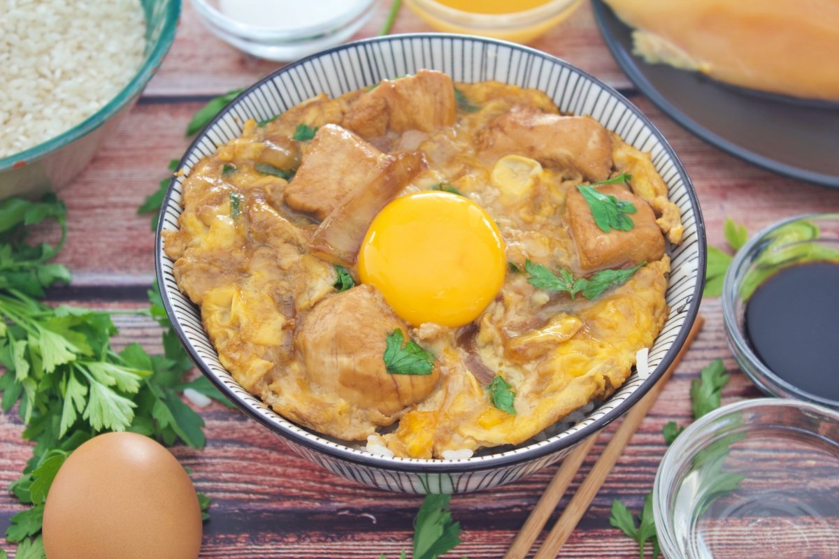 The finished oyakodon with an egg yolk on top