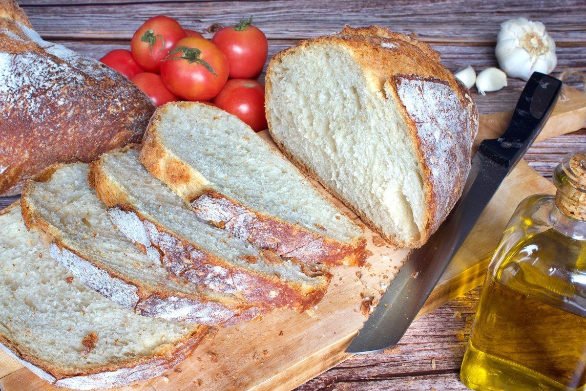 El pan del pan con tomate (pa amb tomàquet) cortada en rebanadas