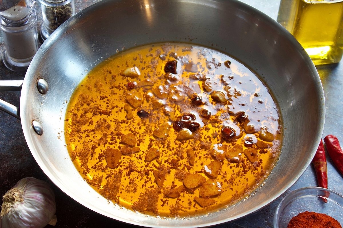 El pimentón añadido a la salsa de la lubina a la bilbaína