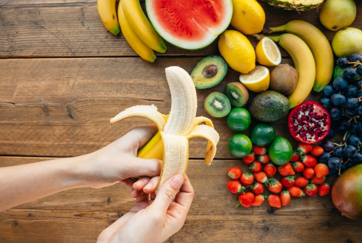 El plátano es una verdura que hay que pelar antes de consumir