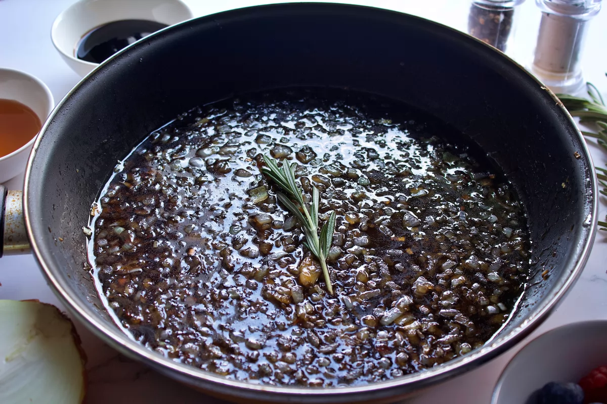 El romero, la miel y el vinagre de Módena agregados a la sartén del magret de pato a la miel