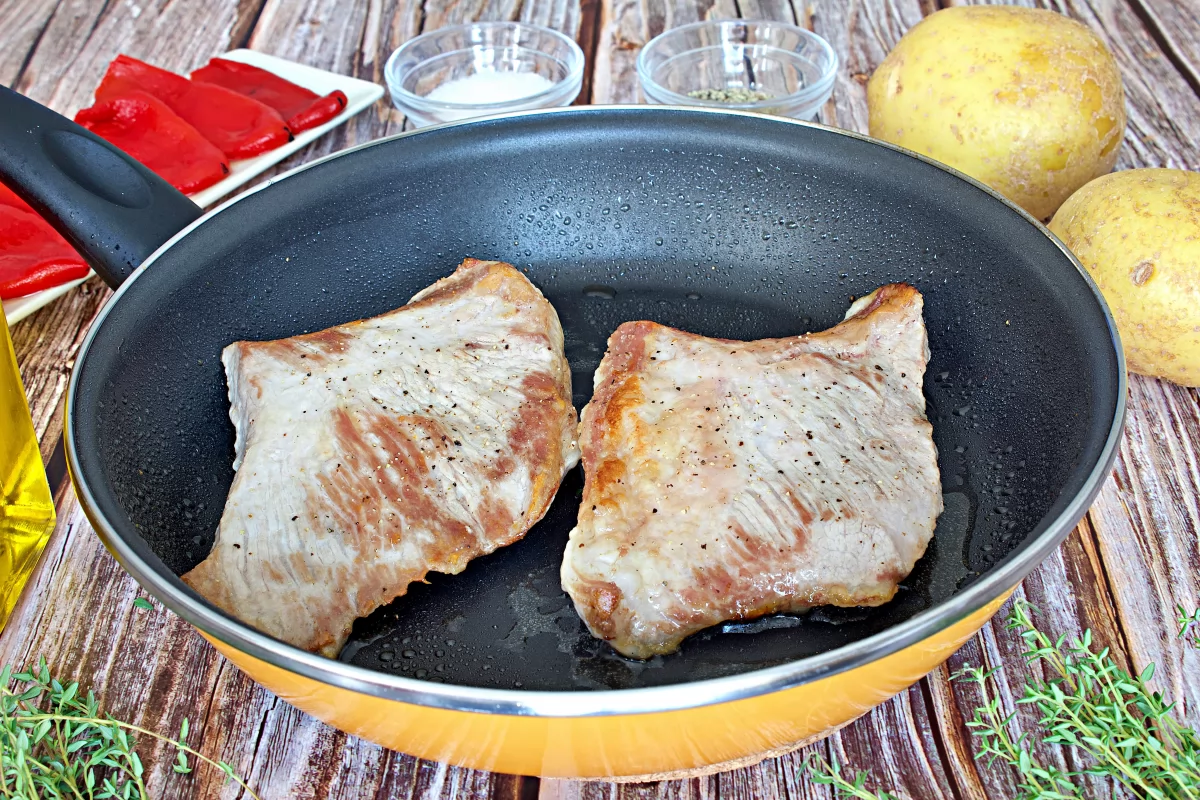 Secreto de cerdo ibérico a la plancha 4 El secreto ibérico dado la vuelta en una sartén