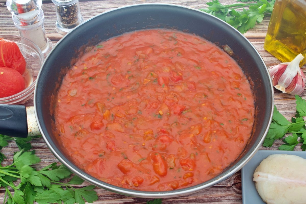 El tomate frito del rape en salsa de tomate en la sartén