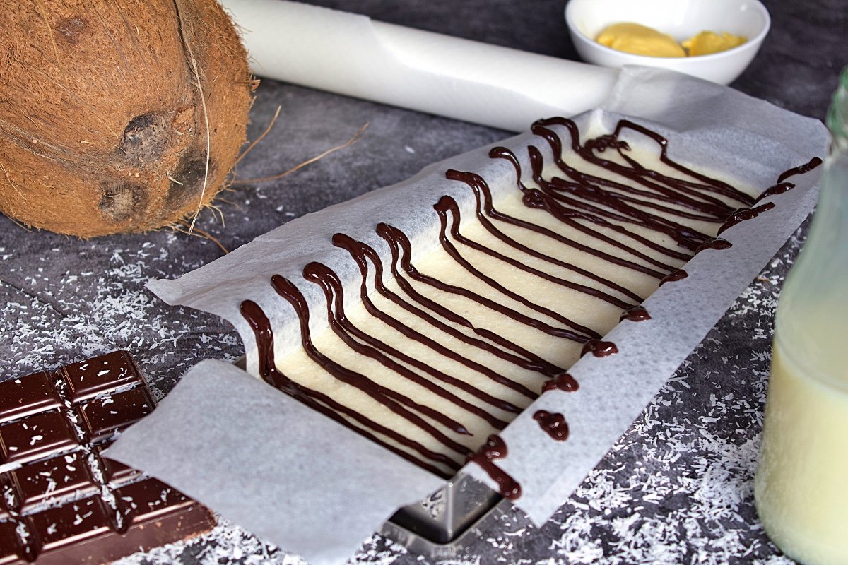 El turrón de coco decorado con el chocolate fundido