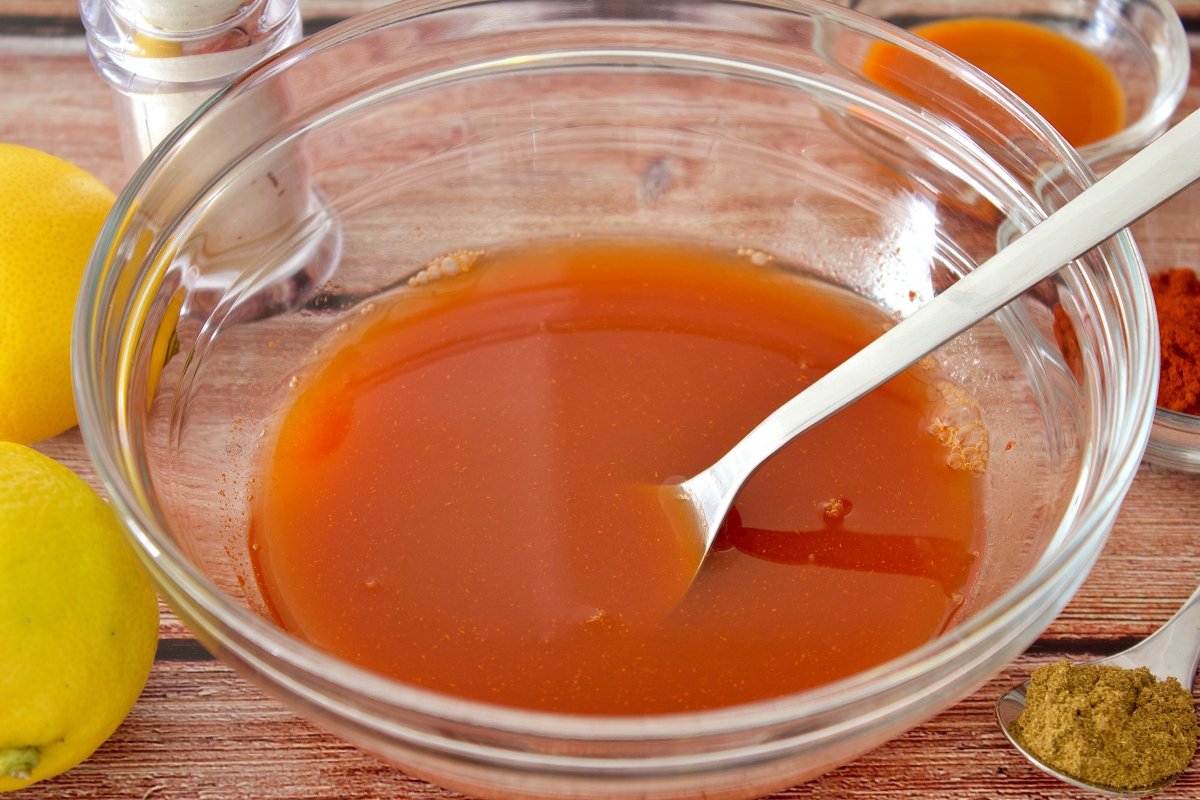 El vinagre y el pimentón de la salsa espinaler mezclados en un bol