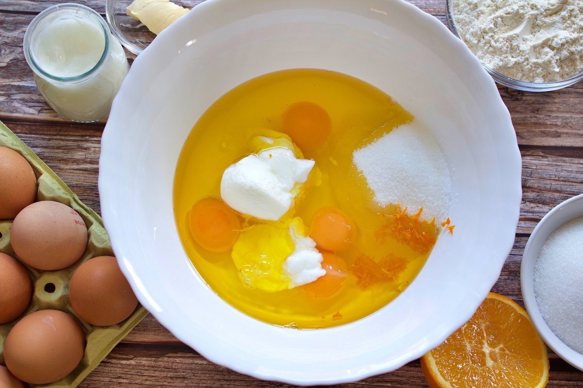 El yogur, los huevos, el aceite, el azúcar y la ralladura de naranja del bizcocho de yogur en microo