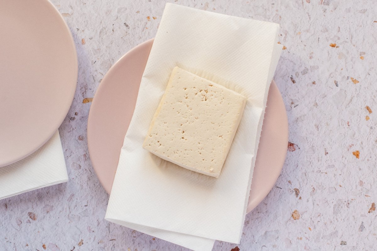 Eliminar el exceso de humedad del tofu