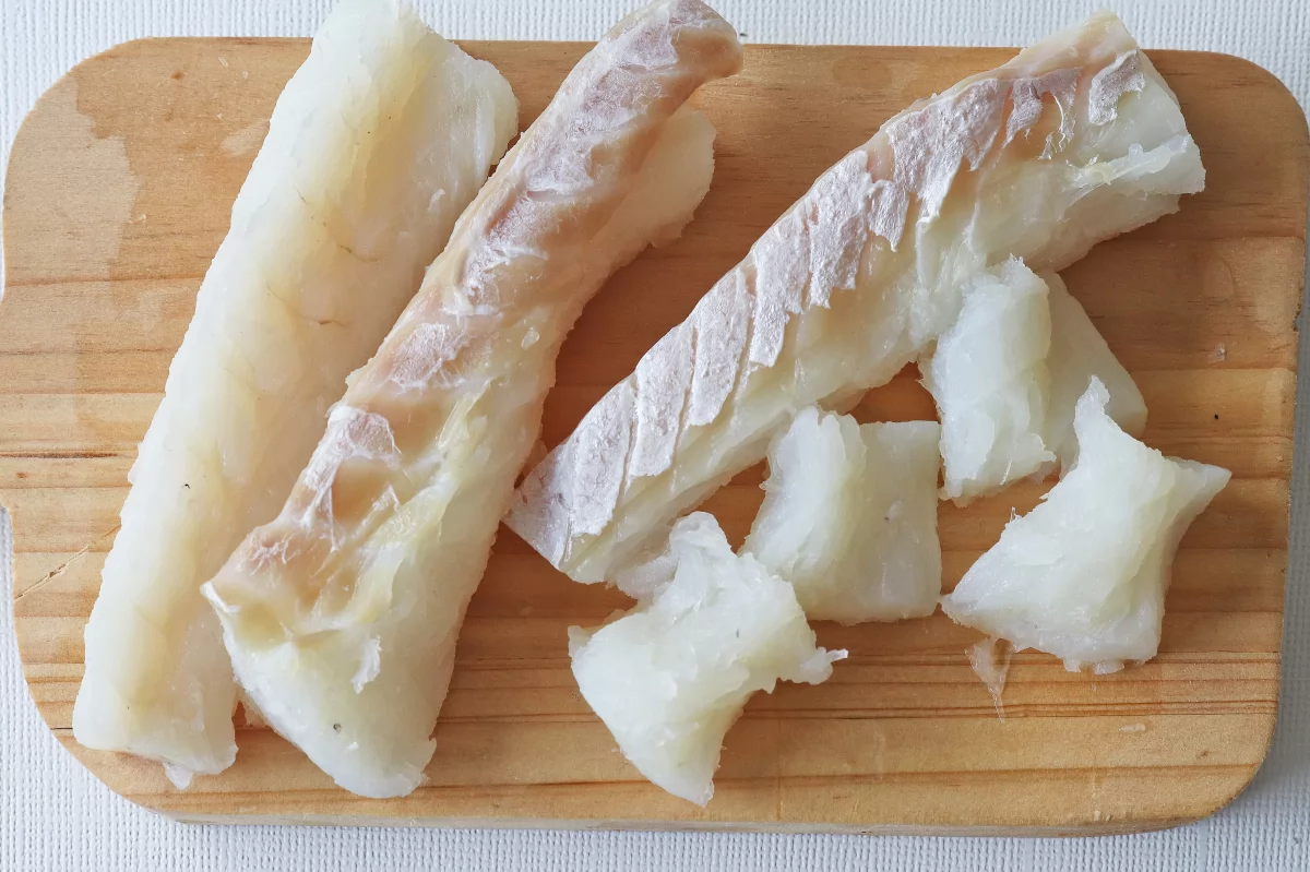 Potaje de vigilia 10 Eliminar la piel del bacalao para el potaje de vigilia