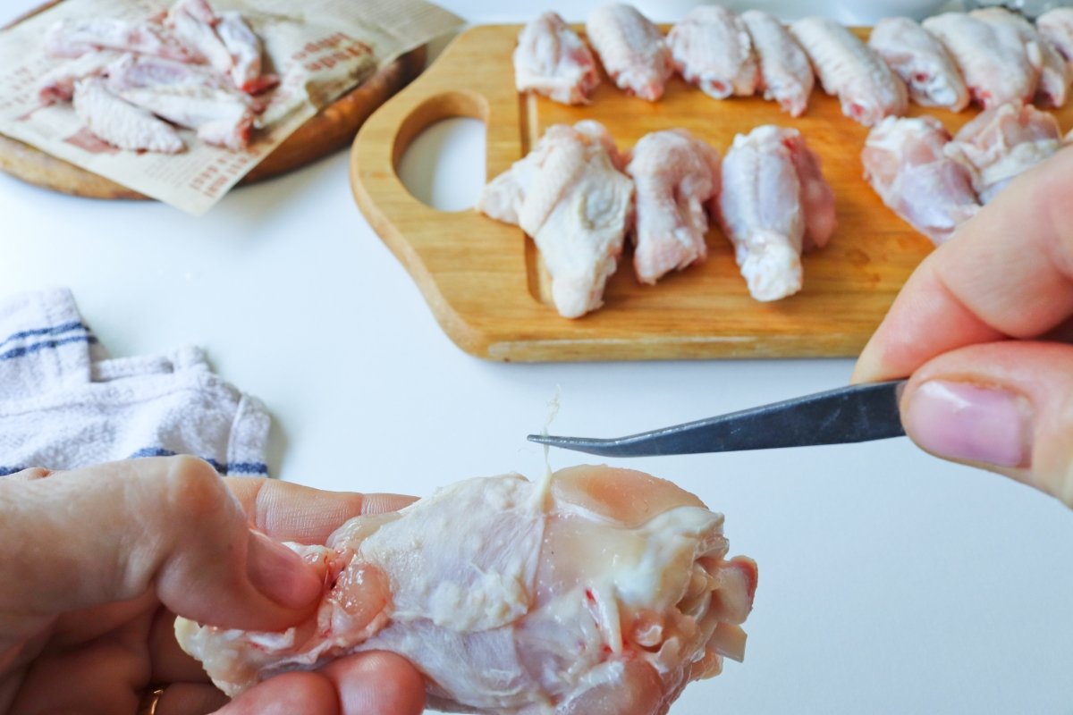 Eliminar las plumas de las alitas de pollo