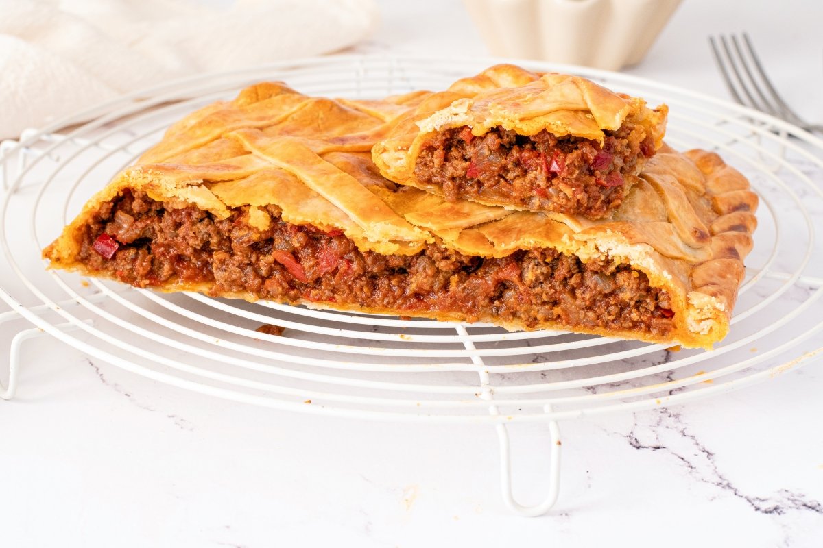 Empanada de carne picada en el plato