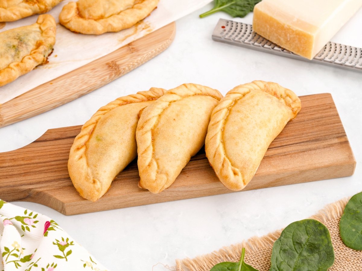 Empanadas de espinacas y queso listas para servir
