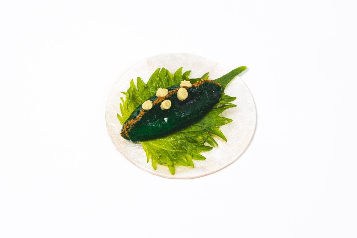 Empanadilla de curry verde con horchata de chufa y gamba blanca