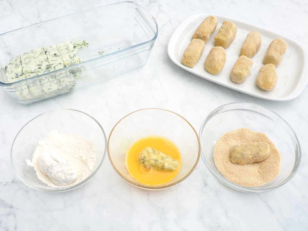 Empanar las croquetas de espinacas